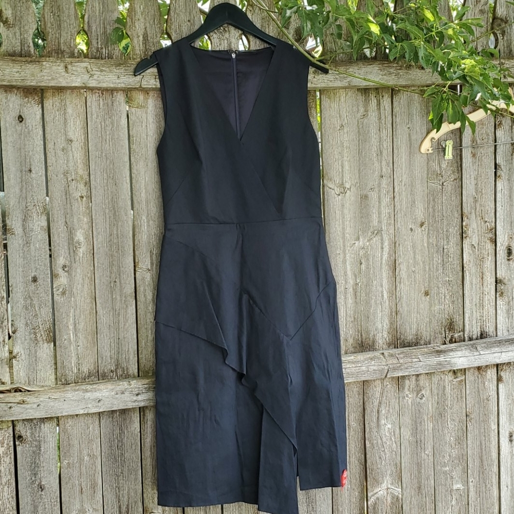 Elie Tahari 8 black sleeveless midi v-neck dress